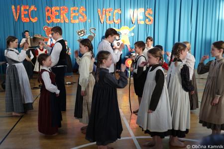 Otroci Osnovne šole Marije Vere so pozdravili pomlad in se spomnili knjižnih junakov (64)